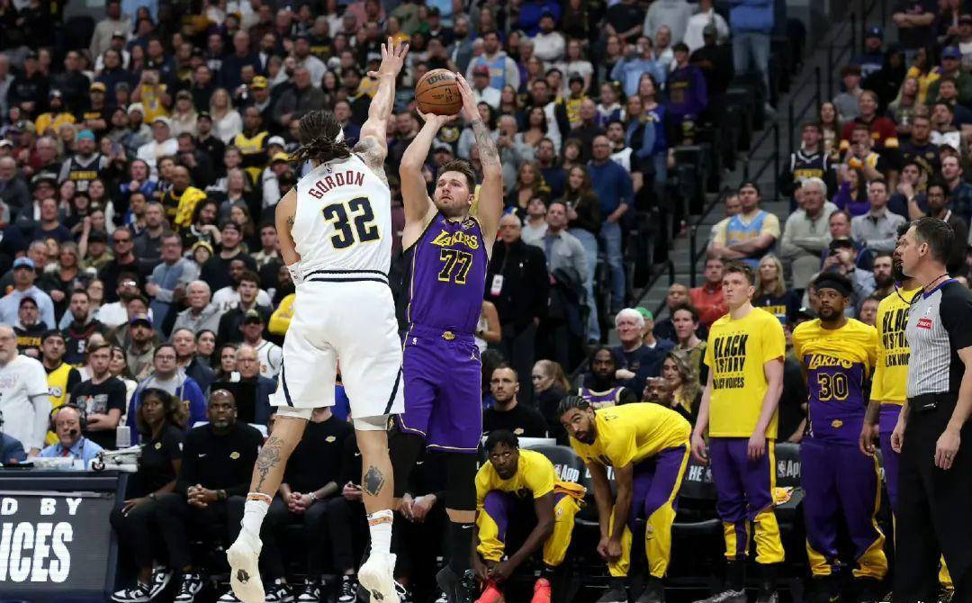 东契奇回归赛场，爆冷首场状态亮眼，掘金观众沸腾！